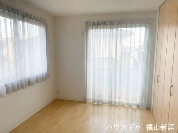2階洋室になります♪
2面採光でいつでも明るい空間です♪