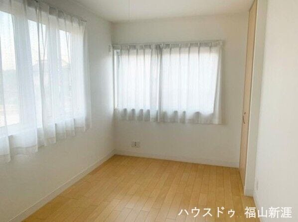 2階洋室になります♪
2面採光でいつでも明るい空間です♪