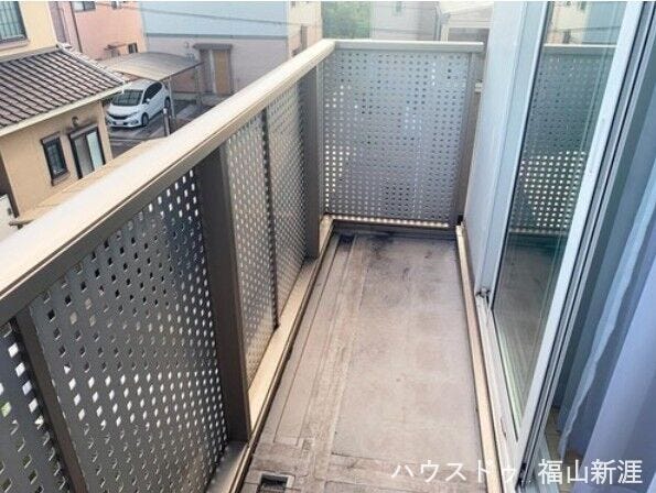 陽当りのいいバルコニーでどの角度からでも明かりを感じられます。