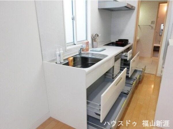 収納面もばっちりな最新のシステムキッチンです♪対面式のキッチンが苦手な方は集中して料理ができます。