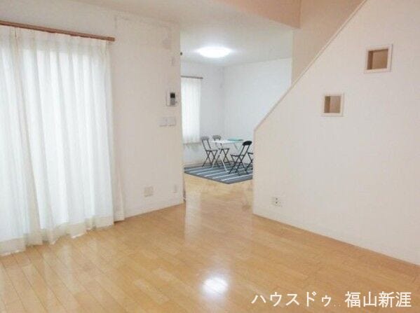 大きな窓で毎日の換気も気持ちよく開放的です。落ち着いた空間で充実ある暮らしを。