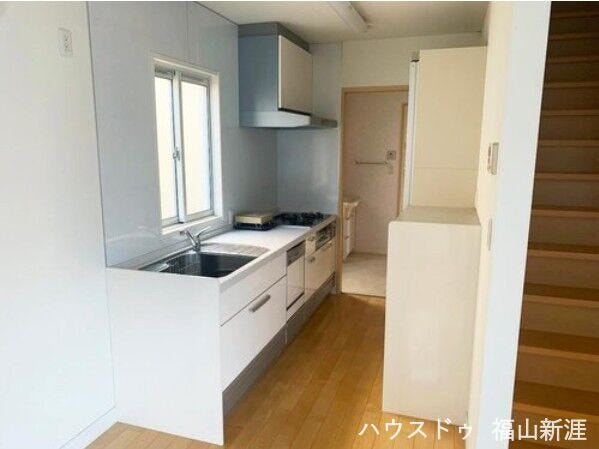 収納面もばっちりな最新のシステムキッチンです♪対面式のキッチンが苦手な方は集中して料理ができます。