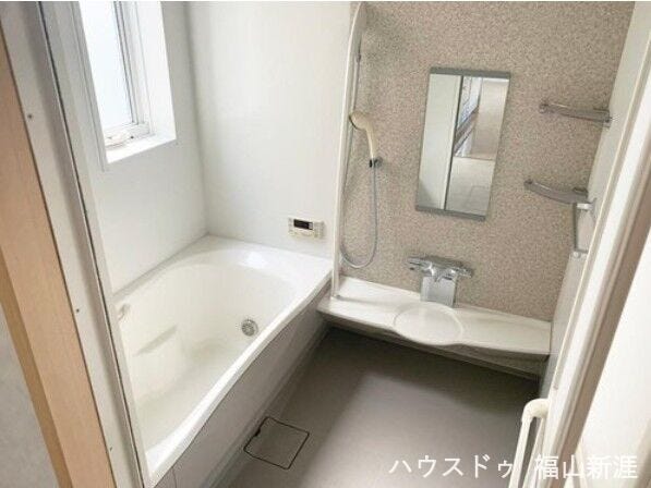 ゆったりできる大きい浴槽を使用。