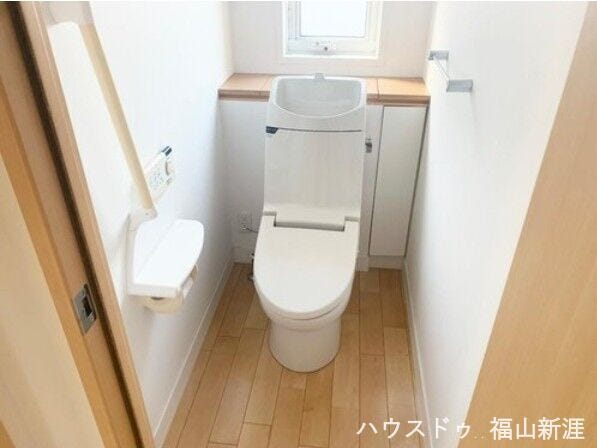 窓付きのトイレスペース。陽射し差し込む明るい空間となっております。また、換気環境も良好です。