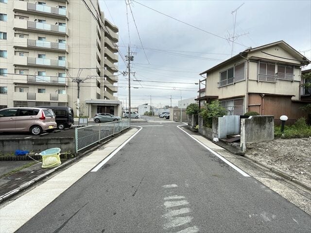 幅員約6.5mの前面道路です。道路幅が広いので、向かいの住宅とも距離があるため日当たりも確保しやすいです。