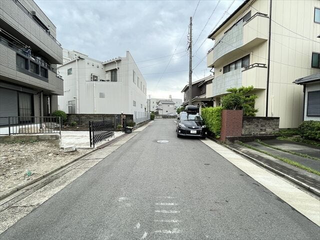 幅員約6.5mの前面道路です。道路幅にゆとりがあるので、車種を選びません。大きめの車を乗りたい方にもオススメです。