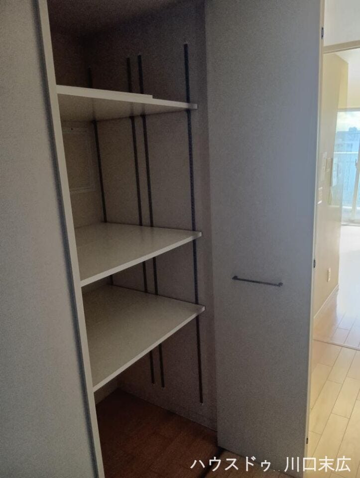 豊富な収納力を誇るウォークインクローゼット。衣類だけでなく季節の荷物もまとめて収納でき、居住空間をすっきりと維持できます。