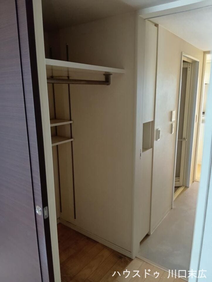 衣類などを整理しやすいクローゼット。機能的な収納システムを備え、居住エリアをいつでも整然と保つことができる実用的な設計です。
