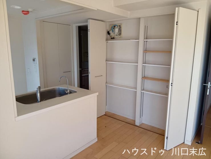 居住空間を有効に活用できる扉付きの収納スペース。日用品や掃除用具などを機能的に隠して収納でき、すっきりと美しい状態を保てます。