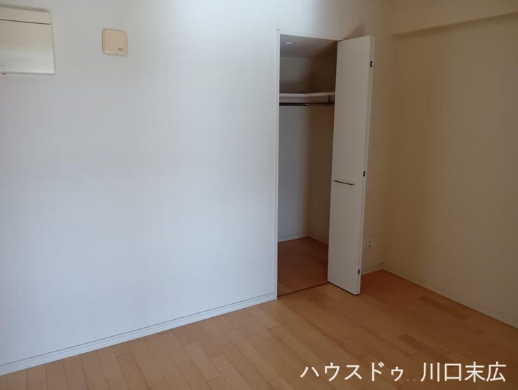 シンプルで汎用性の高い内装に仕上げられた洋室。住まう方の好みに合わせて自在にレイアウトでき、自分だけの快適な時間を育めます。