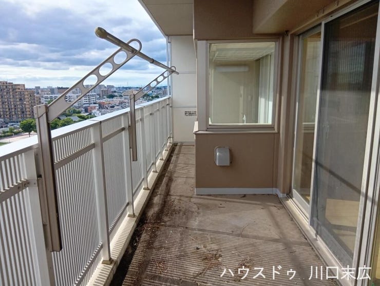 物干し金物を備え、実用性に優れたバルコニー。日々の洗濯作業をスムーズにサポートし、快適な家事動線を実現する機能的なスペースです。
