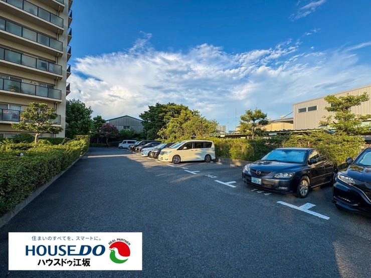 平置きで車の出し入れがスムーズに行える敷地内駐車場。前面道路や車路にもゆとりがあり、駐車が苦手な方でも安心です。緑に囲まれた快適な環境で、日々のマイカーライフをストレスなくお過ごしいただけます。