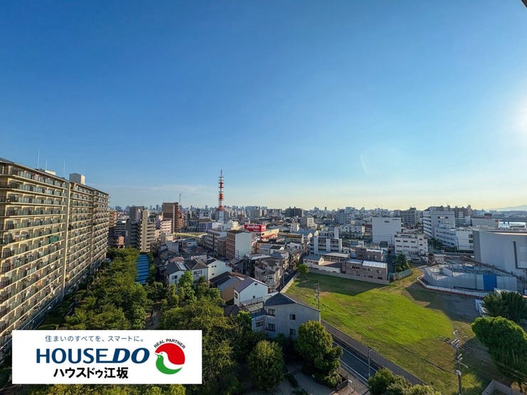 目の前に広がる爽快な大パノラマ眺望。大きな青空と街並みを見渡せる抜群のロケーションです。眼下には豊かな緑と公園が広がり、高層階ならではの開放感と心地よい風を感じながら贅沢な日常を過ごせます。