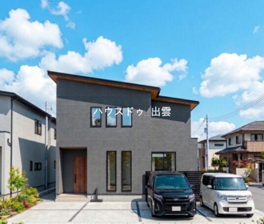 【外観】
黒のお洒落な外観です。陽当たり・風通し良好で閑静な住宅地に立地しているため、ご家族と快適にお過ごしいただけます!