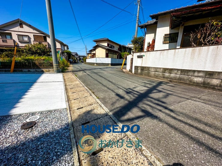 【前面道路】
物件前の道路はすっきりとしており、車の出し入れもスムーズ。落ち着いた雰囲気の閑静な住宅街です。