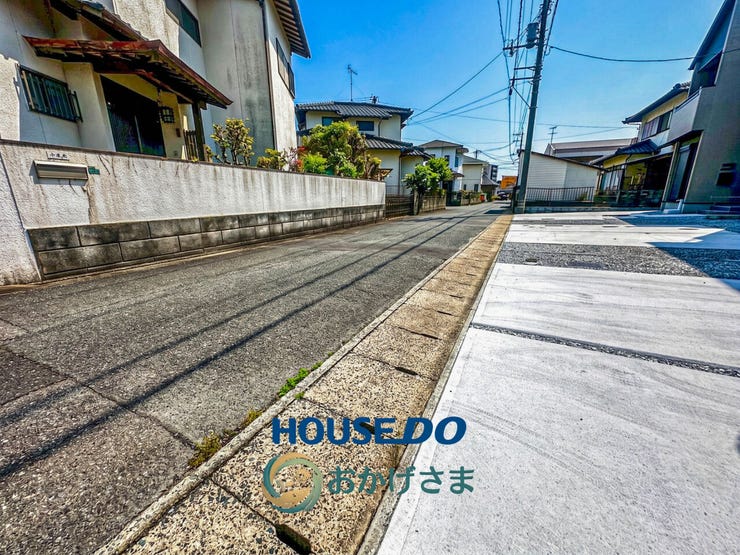 【前面道路】
視界を遮るものの少ない開放的な前面道路。周辺は交通量が少なく、小さなお子様がいるご家庭も安心です。