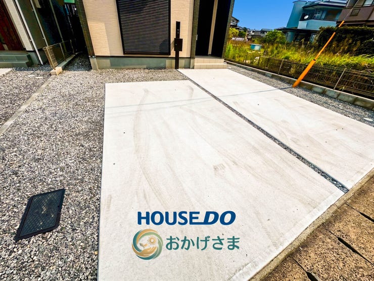 【駐車場】
コンクリートが綺麗に打設されたカースペース。車2台をゆったり停められる広さがあります。
