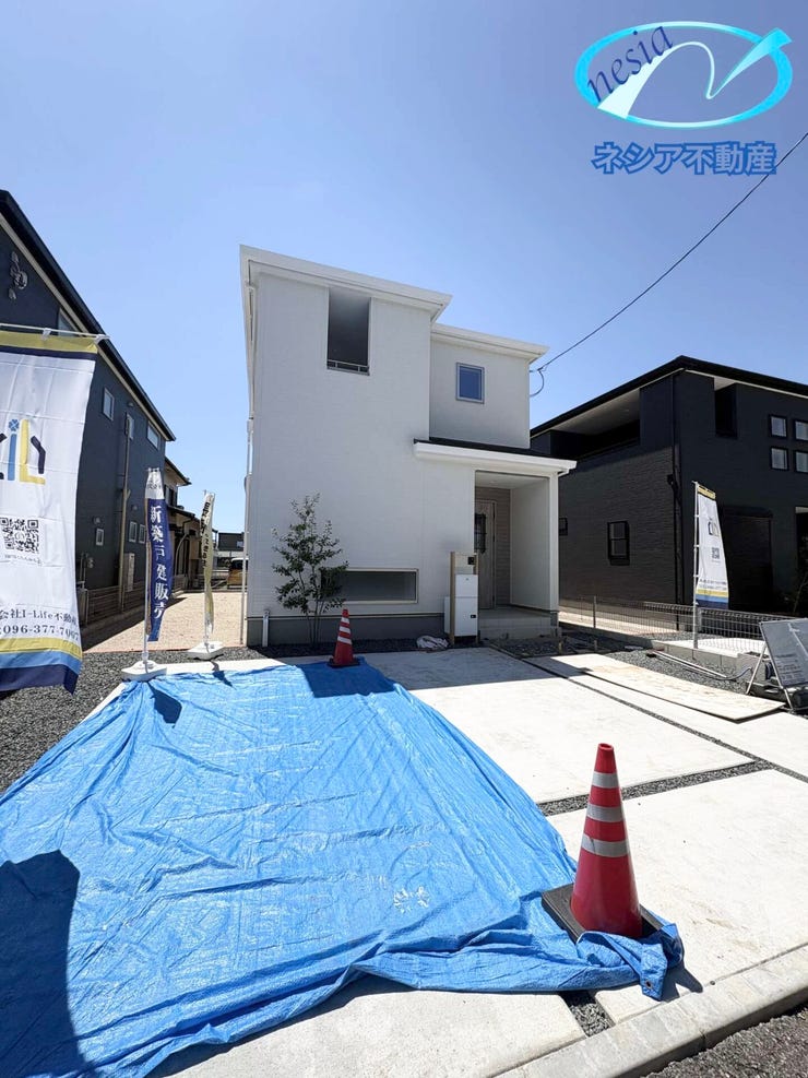 【外観】
■外観■
平屋ならではの美しいフォルムが街並みに映える住まいです
落ち着きのある外観が永く愛着を育みます