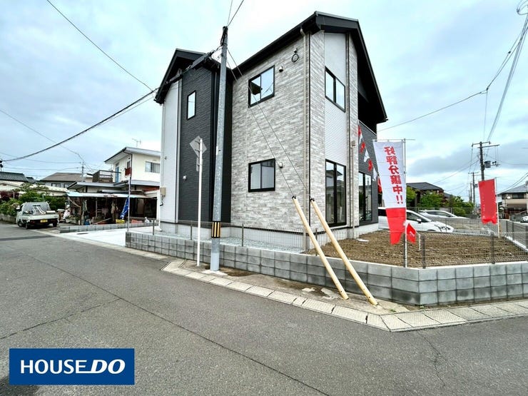 【外観】
南光台南の閑静な住宅街に誕生した全2棟の長期優良住宅
広々LDKに折上天井を採用し、開放感ある住空間を実現
子育て環境も整っています