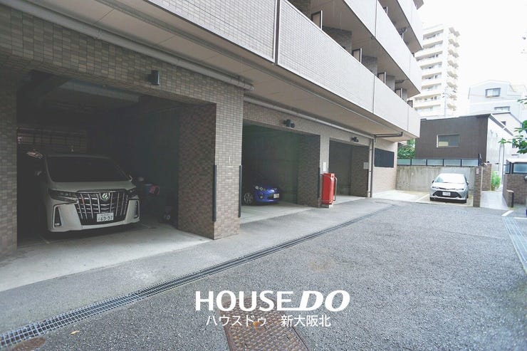 ■屋根付きの駐車場で直射日光・雨風を遮り車も傷みません!雨の日も濡れることなく車に乗れます!
■駐車場の空き状況は常に変動していますので最新の空き状況をお調べいたします!