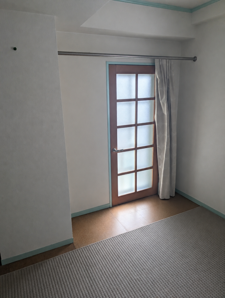 6帖東側:ガラス扉で光を取り入れてくれます。