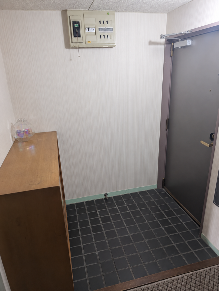 散らかりがちな玄関もすっきりの玄関収納付き。