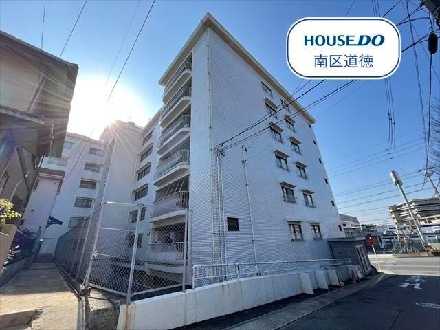 スーパー、ドラッグストア、病院など徒歩10分圏内に揃い、周辺環境の整っている生活に便利な住環境です。