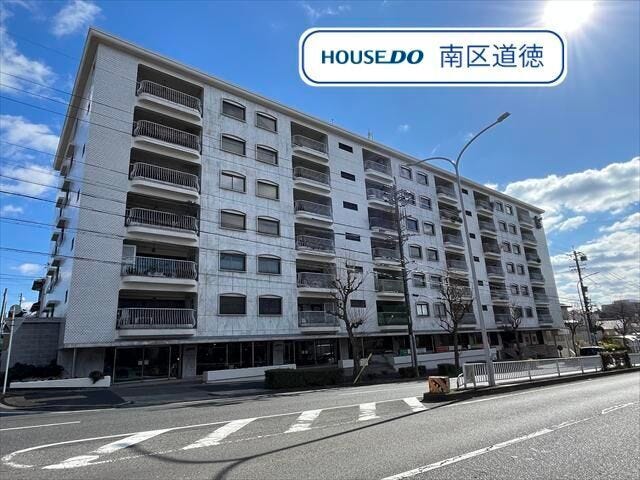 【外観】
8階建ての最上階のお部屋にあたります。
地下鉄名城線/総合リハビリセンター駅 徒歩約15分、地下鉄桜通線/瑞穂区役所駅 徒歩約17分とアクセス良好です。