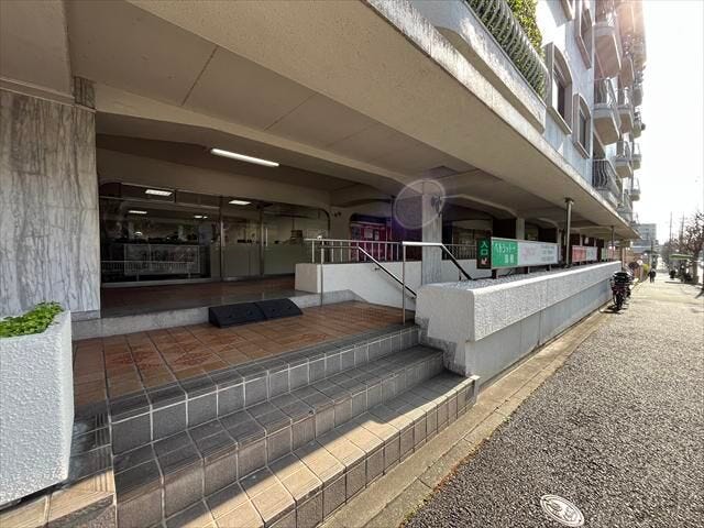 外からの視線を遮り、プライバシーと防犯性を高めるエントランス