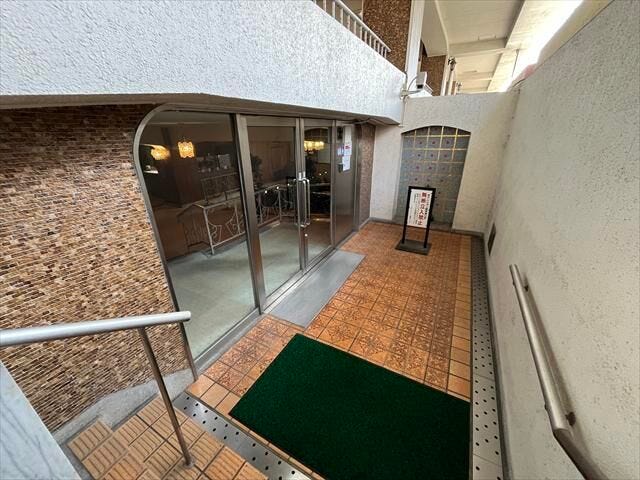階段を下りるとエントランスに繋がります。