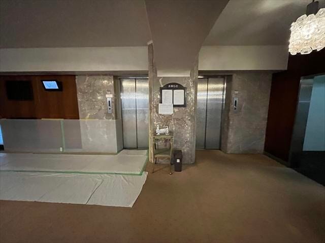 エレベーターが2基 設置されています。