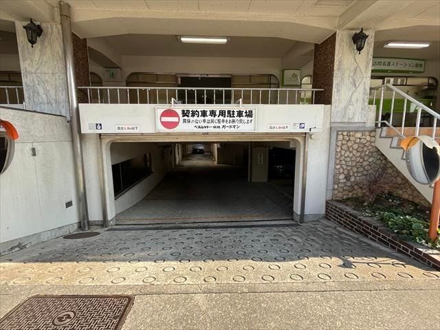 マンション下部に駐車場があります。西側前面道路から出入りができます。
