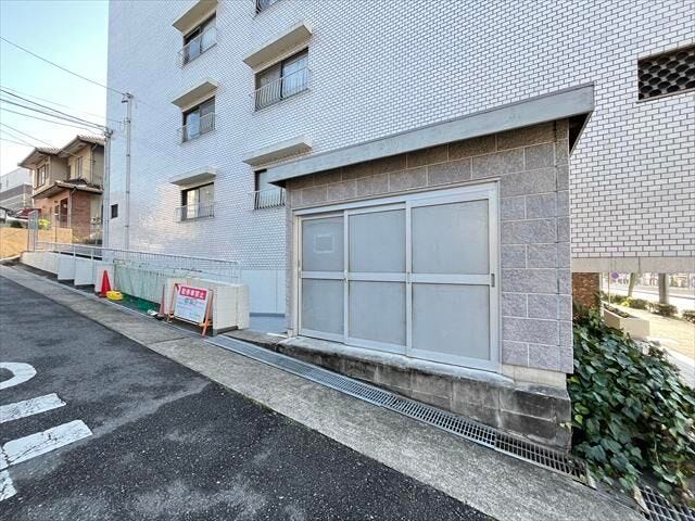 マンション北側にゴミ置き場があります。ゴミステーションは、カラスから防ぐことができ、ゴミ出しトラブルなどの発生も防げます。