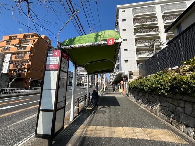 マンション西側前面道路です。関田名古屋線にあたります。マンションの目の前には、市営バス「市大薬学部」停があります。