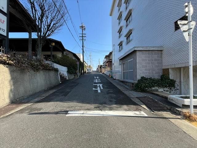 マンション北側前面道路です。緩やかな上り坂となっています。