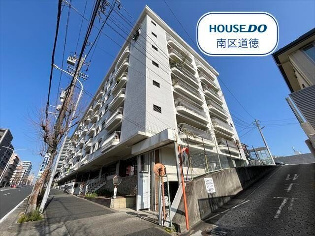 総戸数54戸のマンションです。
小学校まで徒歩約5分、中学校まで徒歩約9分とお子様の通学にも通いやすい距離に立地です。