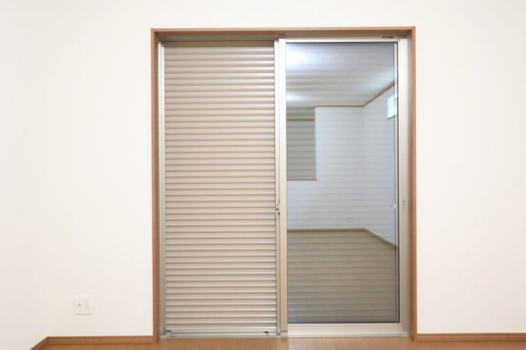 ○シャッター雨戸○ 同仕様
開閉に力が要らないシャッターを採用しています♪
外出時や旅行時の防犯、台風など雨風の強い日にも安心ですね♪