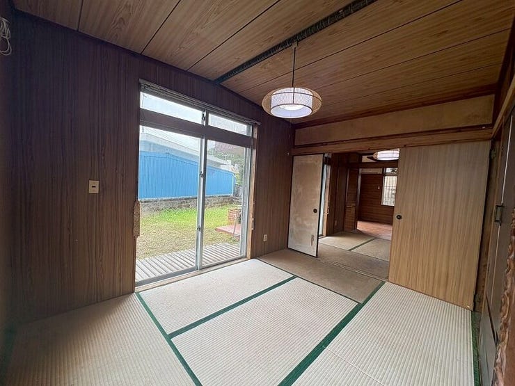 畳のぬくもりを感じながら、くつろぎの時間を過ごせる落ち着いた和室です