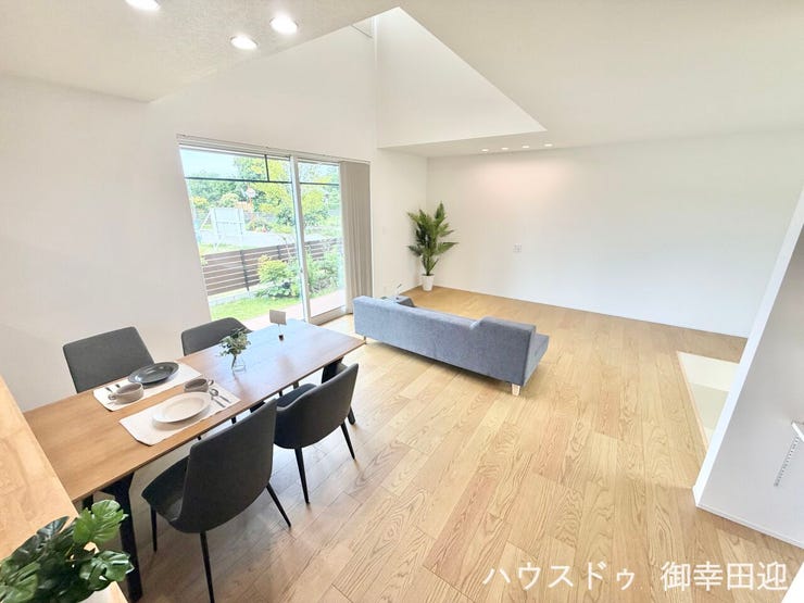 ■安らぎと笑顔の中心地■陽光が優しく降り注ぎ、会話が自然と弾む。ここでは、毎日が特別な時間へと変わります。