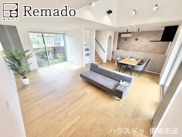 【リビング】
■家族の笑顔が集う中心地■お気に入りの家具を迎え、窓からは心地の良い光が差し込みます。