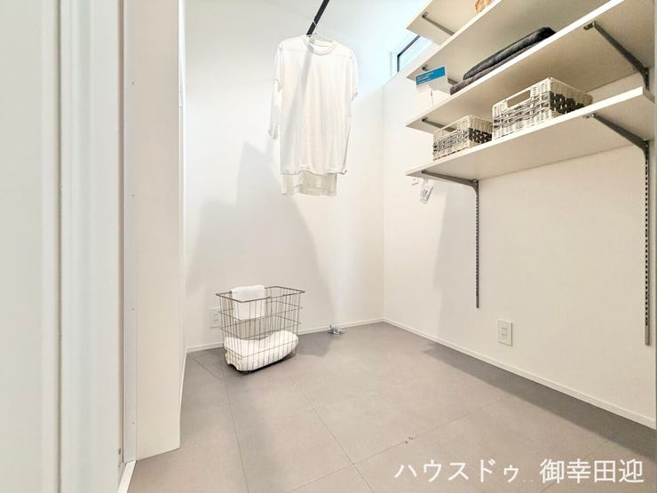 ■凜とした白が紡ぐ、静寂で心地よいピュアな空間■
外の世界を忘れるような落ち着いたトーンの白が、家事の時間を特別なひとときに変え、凛とした美しさで心まで整えてくれます。
