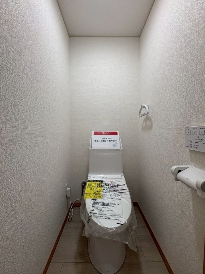トイレは清潔感のある温水洗浄便座です。