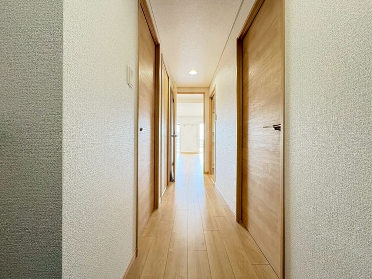 玄関からLDKまでの廊下は、ダウンライトもあり明るい空間となっています。