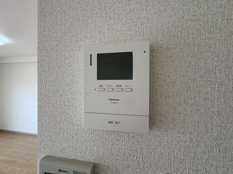 モニター付きインターフォンで玄関を確認しなくても誰が来たのかすぐわかるので防犯効果を高めることもでき、お子様のお留守番も安心です。