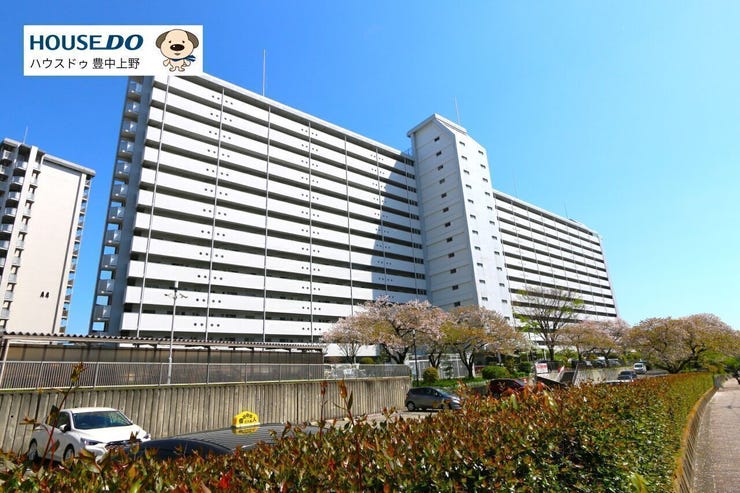 ペットの飼育が可能な大規模マンション!公園に隣接し、敷地内には植栽が多く緑豊かな住環境です。周辺は交通量も少なく道も広い為、開放的な立地です♪