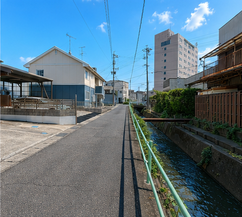 【前面道路】
大型車の通行が少なく、静かで落ち着いた環境が魅力です♪
小さなお子さんがいるご家庭でも安心して暮らせます!
車がスピードを出しにくく、交通事故のリスクも低減される安全な住環境です!