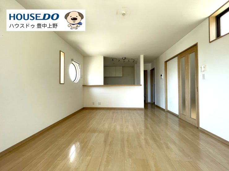 【外観】
【LDK】
三方採光ならではの明るさと通風の良さが魅力のLDK。どの時間帯も自然光がたっぷり入り、照明に頼らなくても心地よく過ごせます。