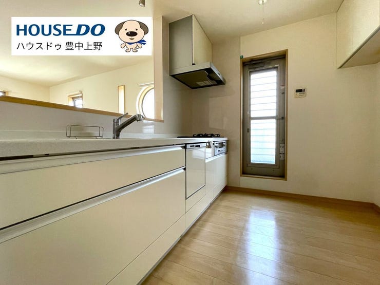 白を基調とした明るいカウンターキッチンは、清潔感があり毎日の料理が気持ちよく進む空間。食洗機付きで後片付けもラクラク、勝手口からバルコニーへ出られるため、ゴミ出しや換気もスムーズです。
