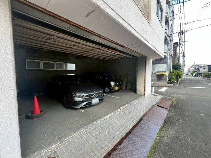 建物1階の駐車場は、車両を雨や直射日光から保護する屋根付きの構造です。前面道路に面しており直接入出庫が行える動線が確保されています。