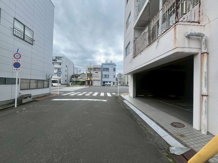 前面道路になります。